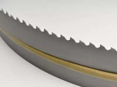 10437